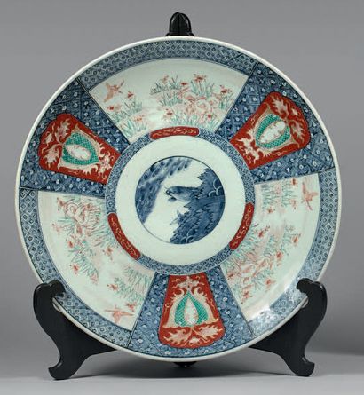 JAPON - Fin de l'époque Meiji (1868-1912) Important plat en porcelaine émaillée polychrome...