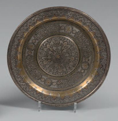 null Assiette en métal à incrustations d'argent et de cuivre, Proche-Orient, XIXe...