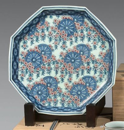IMAIZUMI IMAEMON XIII (né en 1926) Plat de forme octogonale en porcelaine Kakiemon...