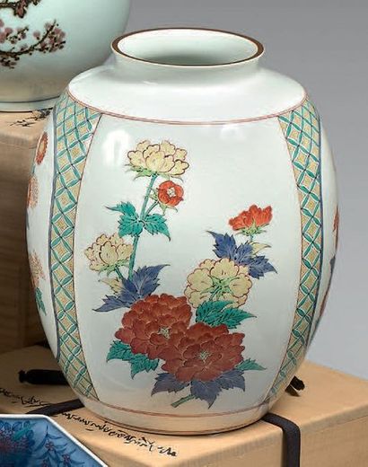 SAKAIDA KAKIEMON XIV (1934-2013) Vase balustre en porcelaine Kakiemon à décor de...