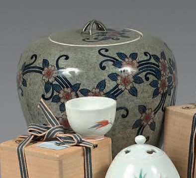 IMAIZUMI IMAEMON XIII (né en 1926) Jarre à eau (mizusashi) en porcelaine Kakiemon...