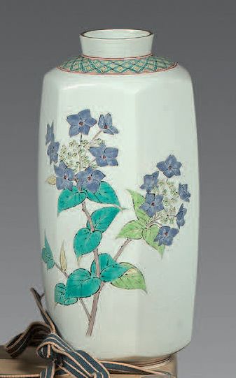 SAKAIDA KAKIEMON XIV (1934-2013) Vase de forme hexagonale en porcelaine Kakiemon...