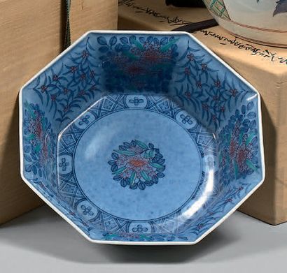 IMAIZUMI IMAEMON XIII (né en 1926) Coupelle de forme octogonale en porcelaine Kakiemon...