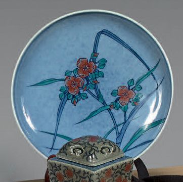 IMAIZUMI IMAEMON XIII (né en 1926) Coupe en porcelaine Kakiemon à décor de fleur...