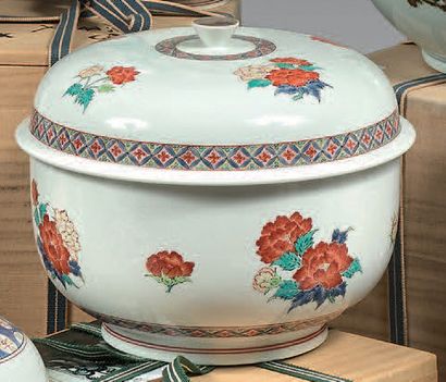SAKAIDA KAKIEMON XIV (1934-2013) Pot couvert en porcelaine Kakiemon à décor de pivoines...