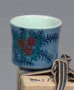 IMAIZUMI IMAEMON XIII (né en 1926) Sorbet cylindrique en porcelaine Kakiemon à décor...