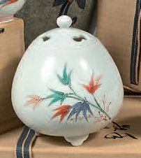 SAKAIDA KAKIEMON XIV (1934-2013) Brûle-parfum (koro) en porcelaine Kakiemon à décor...
