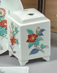 SAKAIDA KAKIEMON XIV (1934-2013) Brûle-parfum (koro) carré en porcelaine Kakiemon...
