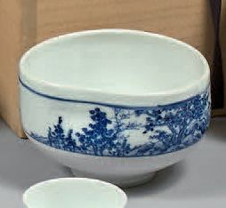 SHOHEI HOZAN (1844-1937) Chawan en porcelaine bleu blanc à décor de fleurs.
Diamètre:...