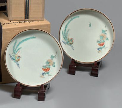 JAPON, Kakiemon - XVIIIe/XIXe siècle Paire de coupelles en porcelaine Kakiemon à...