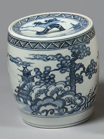JAPON - XXe siècle Jarre à eau (mizusashi) en porcelaine bleu blanc à décor de pins...