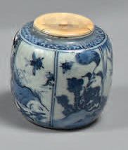 JAPON - Epoque MEIJI (1868-1912) Chaïre en porcelaine bleu blanc, à décor de fleurs...