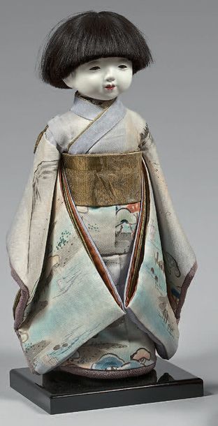 JAPON - XXe siècle Poupée de garçon debout, vêtu d'un kimono, le visage en gofun.
Hauteur:...