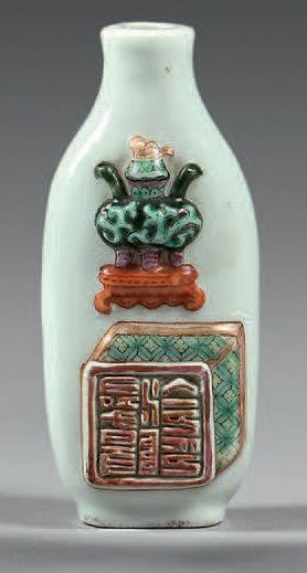 CHINE - XIXe siècle Flacon tabatière rectangulaire en porcelaine émaillée polychrome...