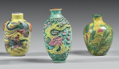 CHINE - XIXe siècle Trois flacons en porcelaine émaillée jaune, vert et rose, l'un...
