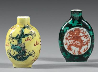 CHINE - fin du XIXe siècle Deux flacons en porcelaine à décor de dragons à la recherche...
