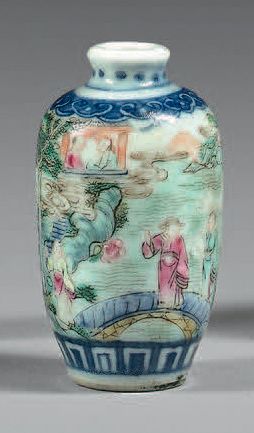 CHINE - Fin du XVIIIe/Début du XIXe siècle Flacon tabatière en porcelaine émaillée...