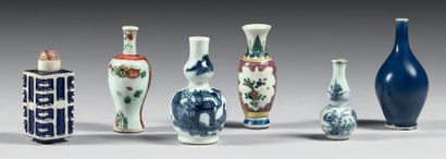 CHINE - XIXe/XXE siècle Ensemble de six petits vases miniatures émaillés bleu blanc,...