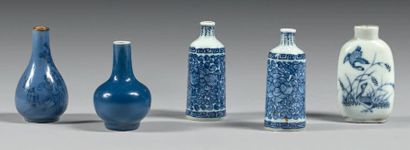 CHINE - XIXe/XXE siècle Cinq flacons tabatière en porcelaine,trois bleu blanc à décor...