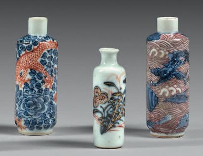 CHINE - XIXe/XXE siècle Trois flacons tabatière tronconiques en porcelaine à décor...