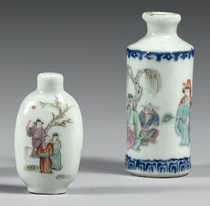 CHINE - XIXe/XXE siècle Quatre flacons tabatière en porcelaine émaillée polychrome...