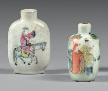 CHINE - XVIIIe siècle Deux flacons tabatière en porcelaine émaillée polychrome à...