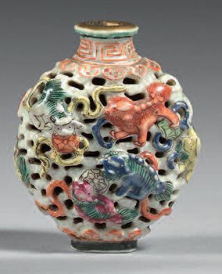 CHINE - XIXe siècle Flacon tabatière en porcelaine émaillée polychrome et or moulée...