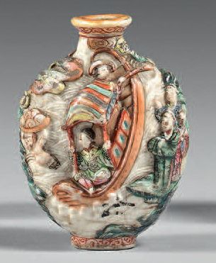 CHINE - XIXe siècle Flacon tabatière en porcelaine moulée et émaillée polychrome...