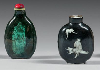 CHINE - XIXe siècle Deux flacons tabatière en porcelaine émaillée noir à décor pour...