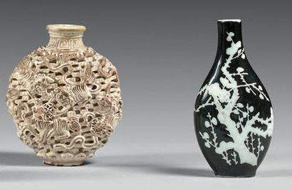 CHINE - XIXe siècle Deux flacons tabatière en porcelaine, l'un émaillé crème à décor...