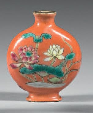 CHINE - XIXe siècle Flacon tabatière arrondi sur piédouche à col ouvert en porcelaine...