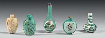 CHINE - XIXe siècle Cinq flacons tabatière, l'un en turquoise sculpté à décor en...