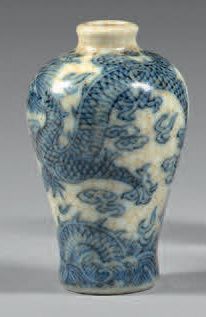 CHINE - XIXe/XXE siècle Trois flacons porcelaine dont deux balustres, l'un en porcelaine...