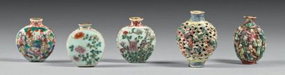 CHINE - XIXe siècle Cinq flacons tabatière en porcelaine émaillée polychrome, trois...
