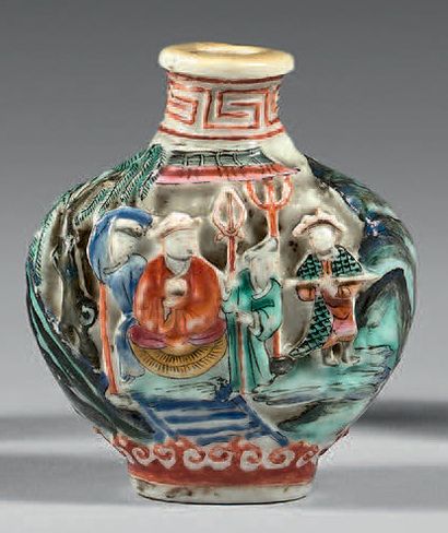 CHINE - XIXe siècle Flacon tabatière en porcelaine émaillée polychrome à décor d'une...