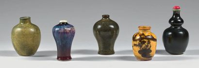 CHINE - XIXe/XXE siècle Cinq flacons tabatière dont deux balustre en porcelaine émaillée...