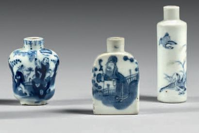 CHINE - XIXe siècle Trois flacons tabatière en porcelaine bleu blanc, l'un à décor...
