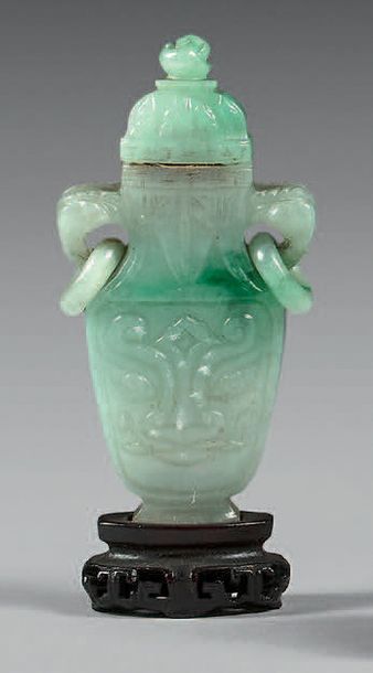 CHINE - XIXe siècle Deux vases miniatures de style archaïque, l'un en néphrite, l'autre...