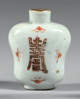 CHINE - XIXe siècle Petit vase légèrement double gourde en porcelaine moulée émaillée...