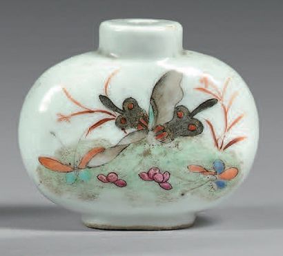 CHINE - XIXe siècle Flacon tabatière de forme ovale horizontale en porcelaine émaillée...