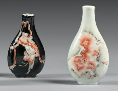 CHINE - fin du XIXe siècle Deux flacons tabatière piriformes, l'un à décor émaillé...