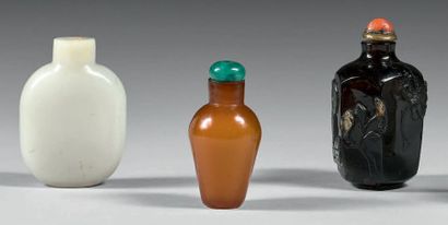 CHINE - XIXe siècle Quatre flacons tabatière, deux en verre dont un rectangulaire...
