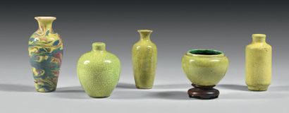 CHINE - XIXe siècle Ensemble en porcelaine et en grès émaillé jaune craquelé comprenant...