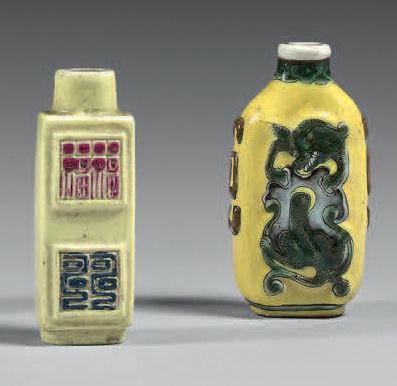 CHINE - XIXe siècle Six flacons tabatière en porcelaine et en grès émaillé jaune...
