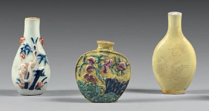 CHINE - XIXe siècle Ensemble de cinq flacons en porcelaine dont quatre émaillés jaune...