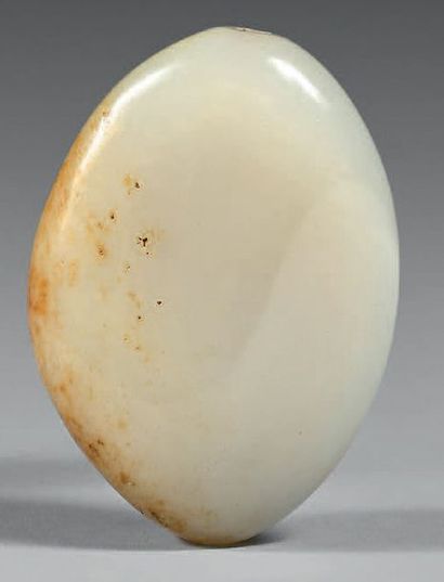 CHINE - XIXe siècle Flacon tabatière de forme galet en néphrite blanche et rouille.
Hauteur:...