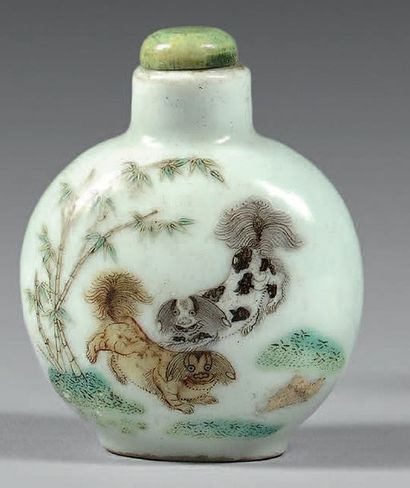 CHINE - Époque DAOGUANG (1821-1850) Flacon tabatière arrondi à col droit en porcelaine...