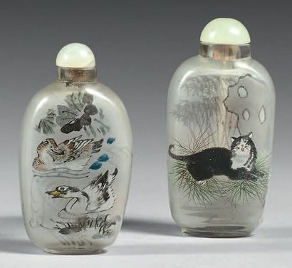 CHINE - XXe siècle Deux flacons tabatières en verre peint à l'intérieur pour l'un...