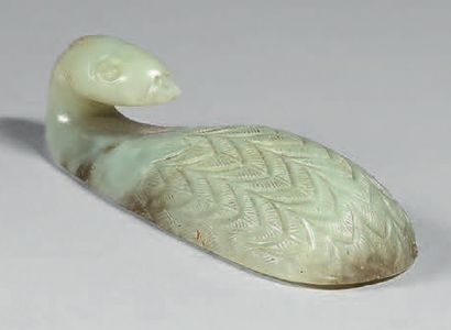 CHINE - Fin du XVIIIe siècle Fibule en néphrite grise en forme de canard incisée...