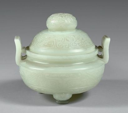 CHINE - XIXe siècle Brûle-parfum tripode en néphrite incisé d'une frise de masques...